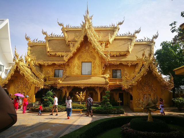 Ngôi[-]chùa[-]màu[-]trắng[-]đặc[-]biệt[-]ở[-]"xứ[-]sở[-]chùa[-]vàng"